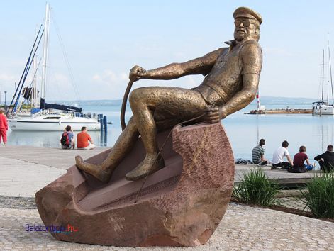 bujtor_istvan-szobra_balatonfured-.jpg
